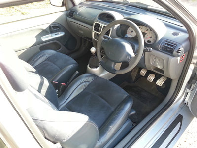 Renault Sport Clio V6 Phase 2 '02 interior.jpg